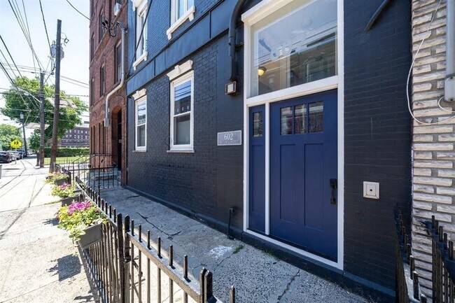 Building Photo - 602 Willow Ave