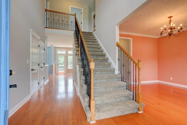 Building Photo - 716 Cavalier Dr