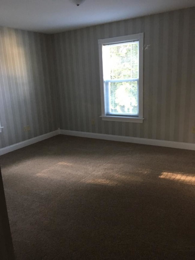 Large bedroom - 513 Center St