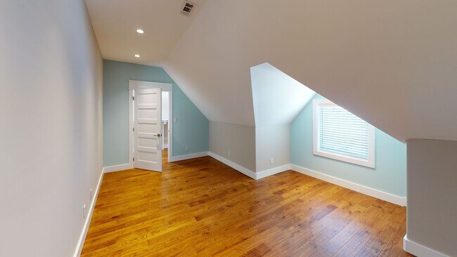 Building Photo - 7BR/4BA Fort Sanders Home | Walk to UTK | ...