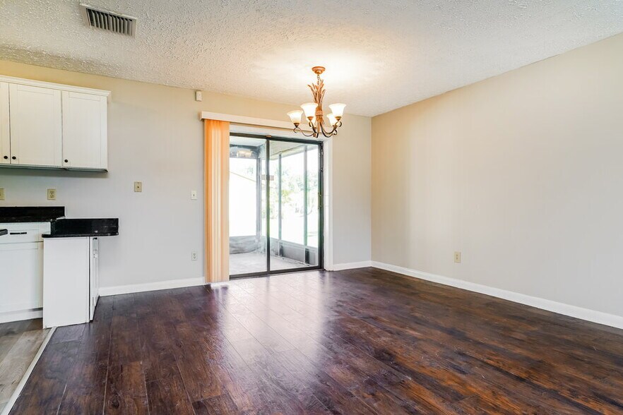 Building Photo - 537 SE Starflower Ave