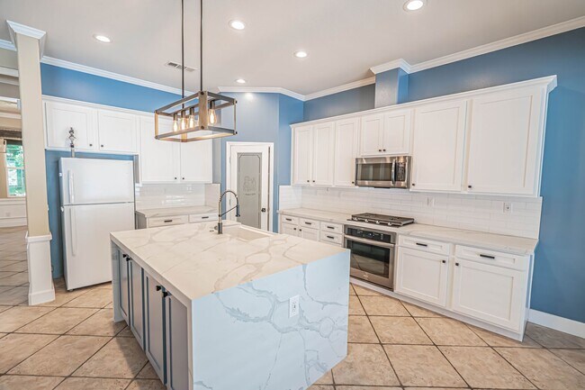 Building Photo - Single Story Pool Home for Rent in Palmdale.