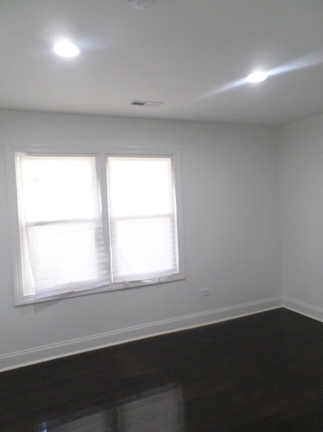 Building Photo - 14730 Honore Ave