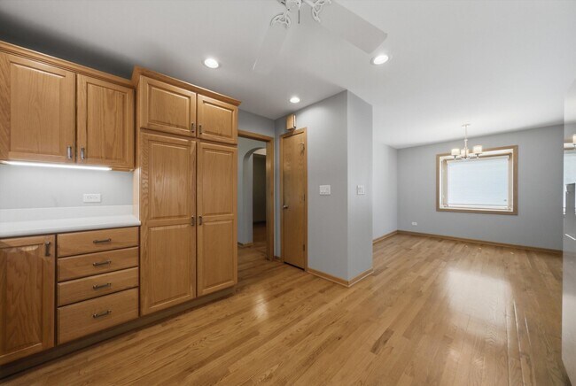 Building Photo - 586 S Hawthorne Ave