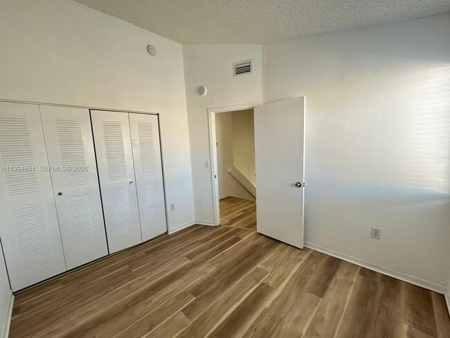 Building Photo - 6255 SW Kendale Lakes Cir