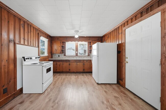 Building Photo - Charming 2BR Ranch with Spacious Yard & Ample Parking