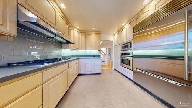 Building Photo - Charming, Renovated 3BR + Sunroom / 3.5 BA...