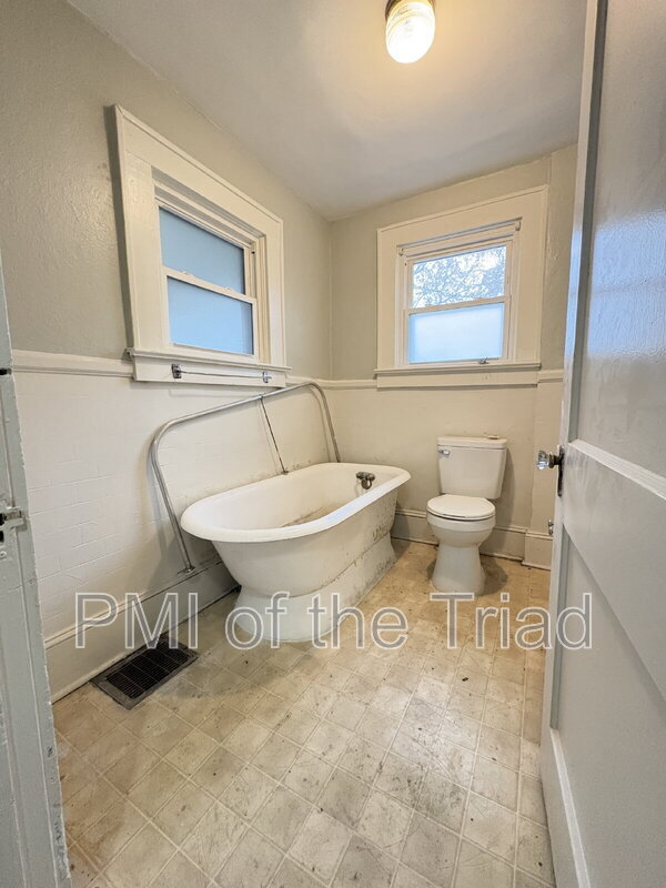 Building Photo - 1110 Adams St