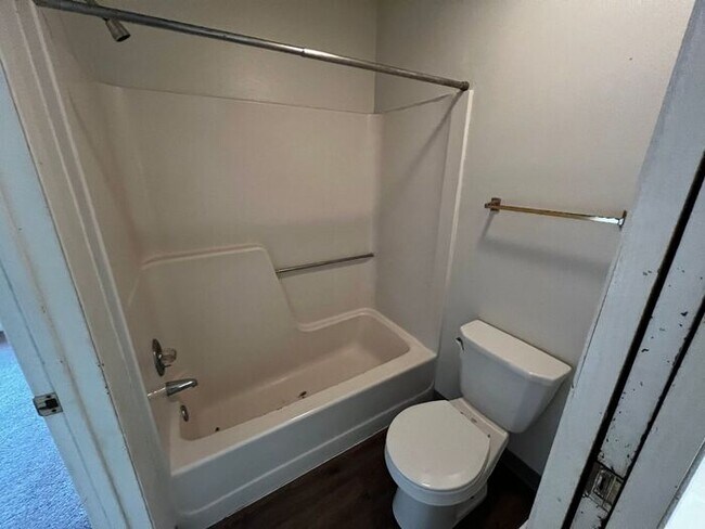 Building Photo - $1,435 | 2 Bedroom + Bonus Room, 1.5 Bathroom Town Home | No Pets | Sublease* | Available for Aug...