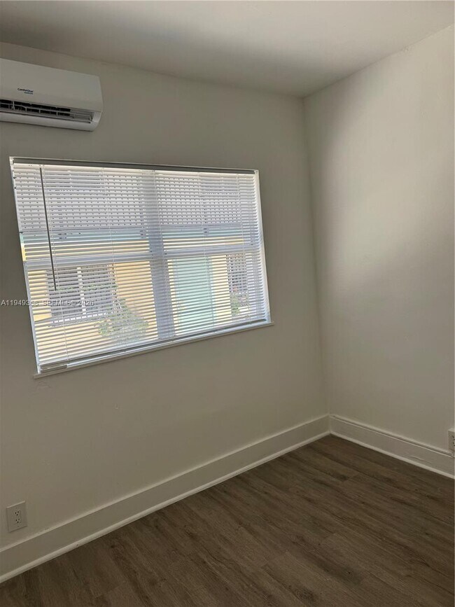 Building Photo - 1552 SW 2nd St