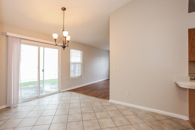 Building Photo - 2513 Townsquare Dr