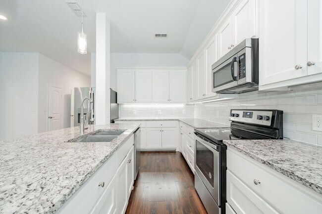 Building Photo - Beautifully Updated 3-Bed, 2-Bath Home Nea...