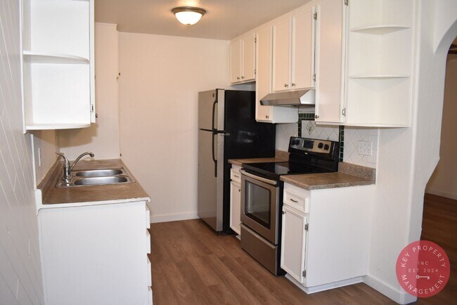 Building Photo - Charming 2-Bedroom East San Diego Apartment