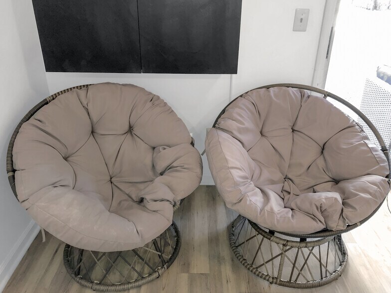 Living room - 4220 Wilshire Blvd