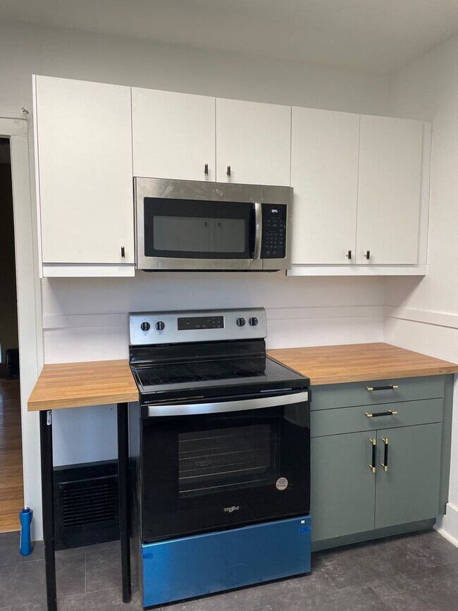 Building Photo - Four Bedroom Farmhouse on Three Acres