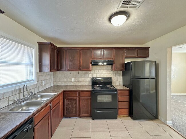 Building Photo - 4 Bedroom