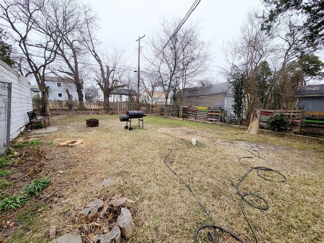 Building Photo - 3515 Fairview Ave