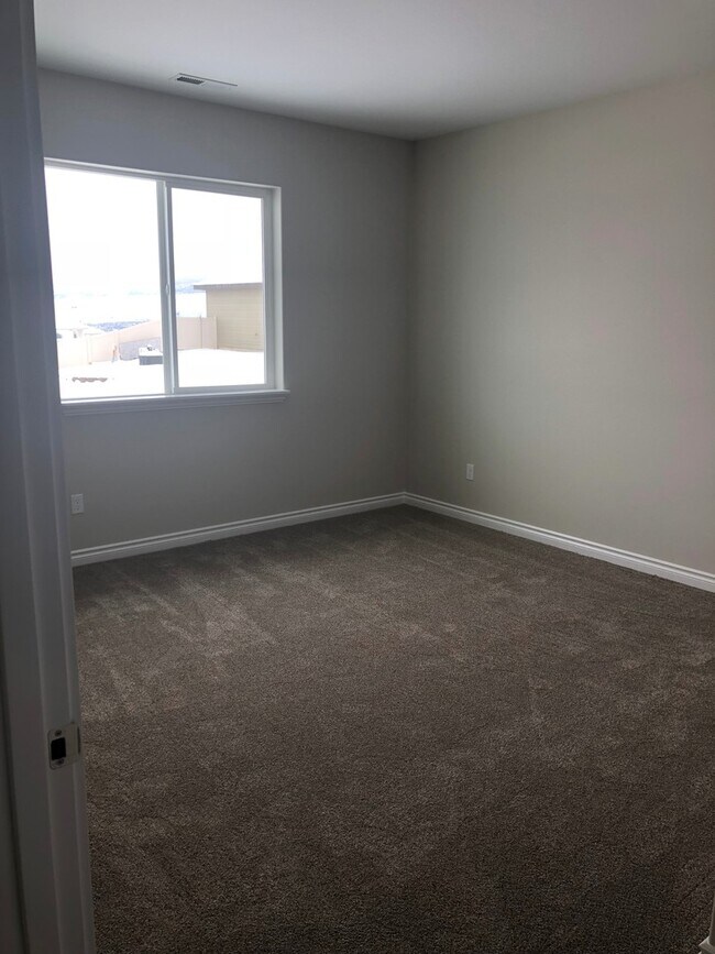 Building Photo - Beautiful 5 bedroom, 4 bath home with wrap...