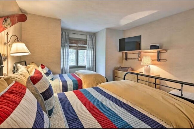 Building Photo - Charming 2BR Townhome in Lake Harmony