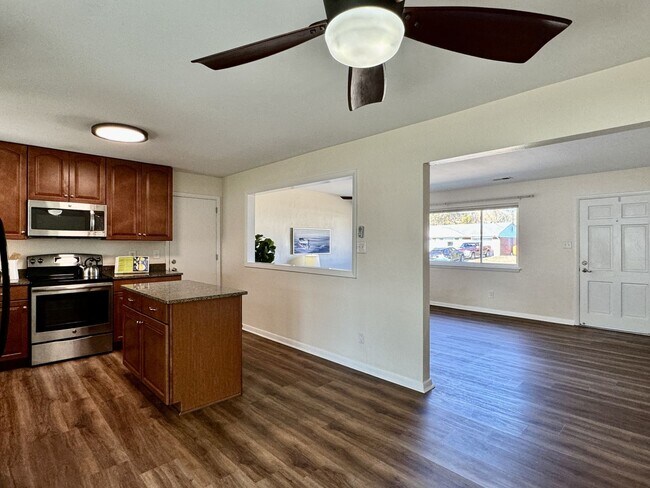 Building Photo - READY 08-26-25!! 3-Bedroom Ranch W/Fenced ...