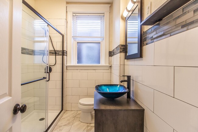 Building Photo - Rehabbed 2-bedroom apartment in the heart ...
