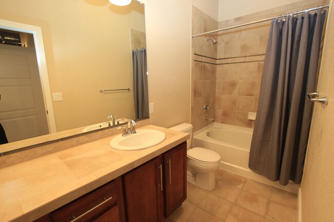 Building Photo - Gorgeous Corner Unit DTC Condo