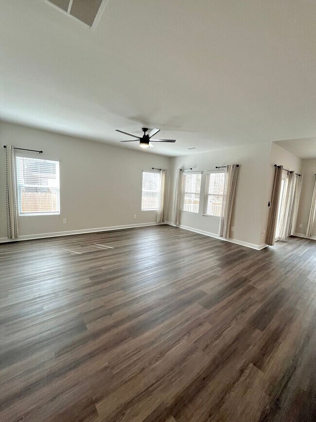 Building Photo - 3 BR, 2 BA with Fenced Yard and Fantastic Amenities!