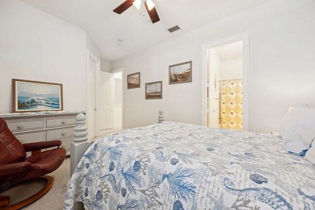 Building Photo - WALK TO THE BEACH!