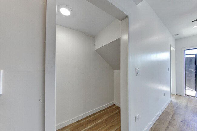 Building Photo - AMAZING NEW CONSTRUCTION UNIT NEAR DOWNTOWN