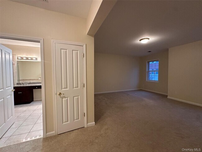 Building Photo - 75 Quaker Ave