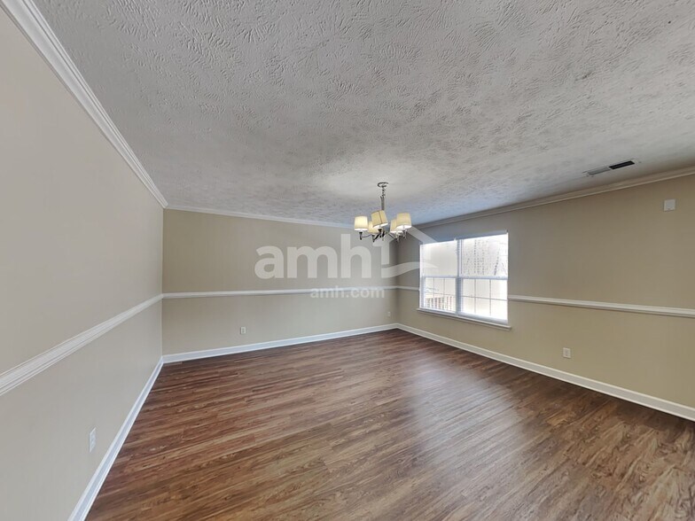 Building Photo - 8026 Meadowview Ln