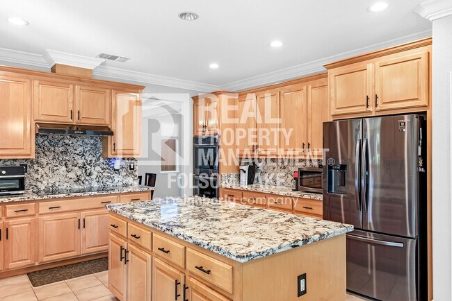 Building Photo - Fully furnished 5bd 3ba home in desirable Carmichael neighborhood