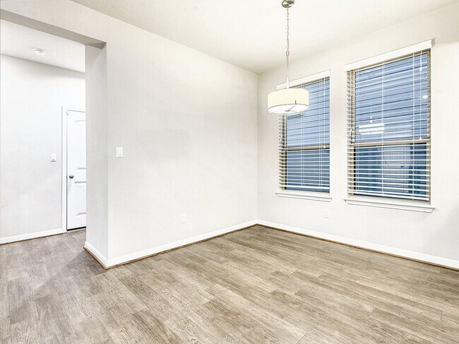 Building Photo - Warm & Welcoming 3/BR 2.5 Home in Dripping...