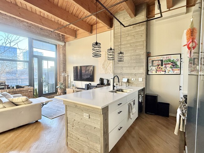 Building Photo - 1040 W Adams St