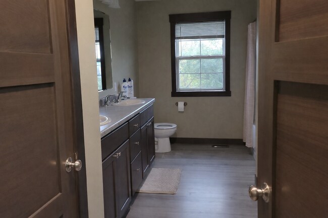 Building Photo - 5 Bed 3 Bath close to UWEC, bike trails, Carson Park, and The Sonnentag!