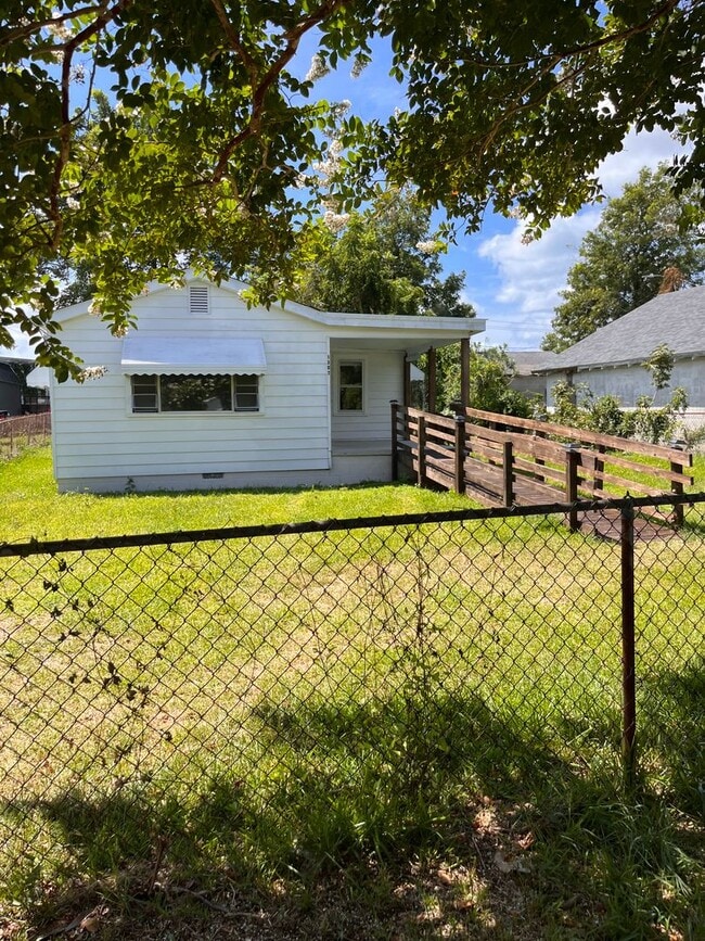Building Photo - 2 bedroom home in Historic Downtown Walking District of Morehead City with fenced in yard