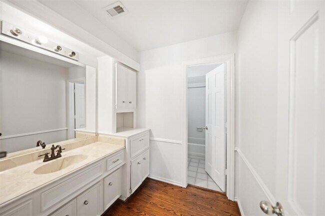 Building Photo - 6923 Mossridge Dr