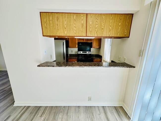 Building Photo - Ground Floor 1BR Condo with Private Yard i...