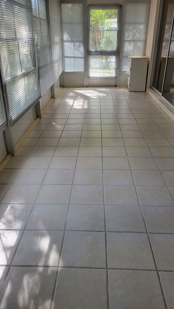 Building Photo - Annual unfurnished nicely renovated 2/2 villa near the Ringling Museum