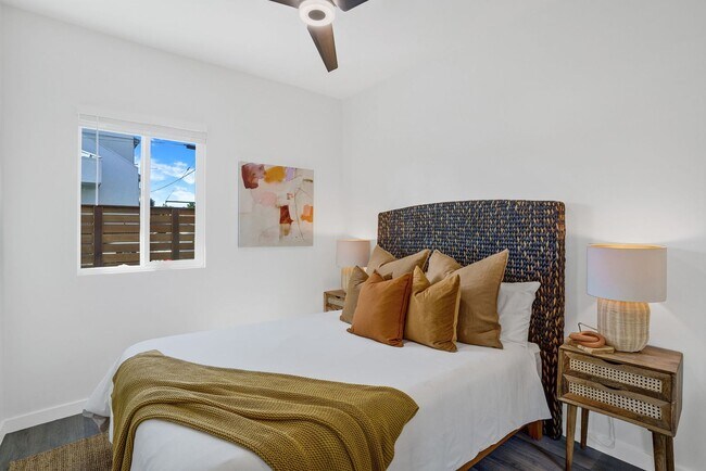 Building Photo - Beautiful Renovated 2 Bed/1 Bath Unit
