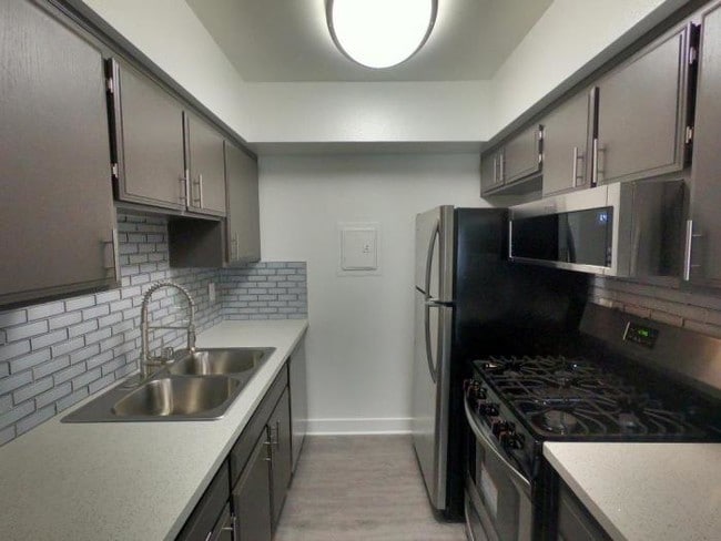 Building Photo - 1 bedroom in Sherman Oaks CA 91411