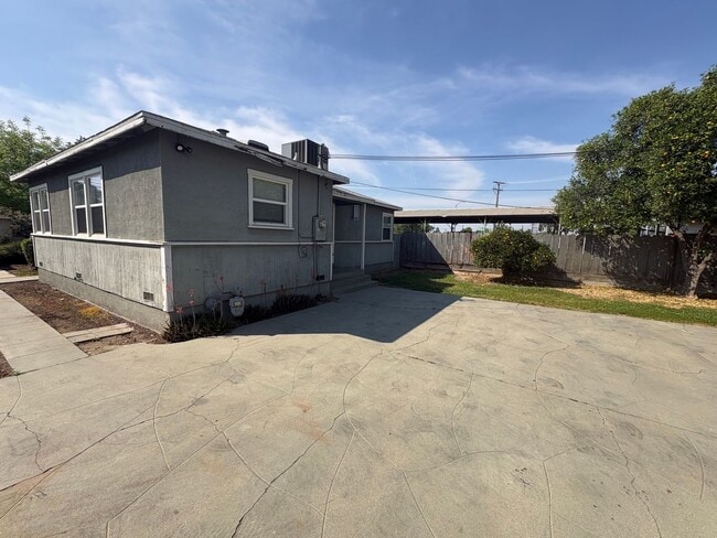 Building Photo - Cozy Home On Spacious Lot near Ballpark Rent Ready!