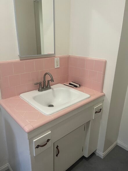 Single sink bathroom - 1924 Workman St