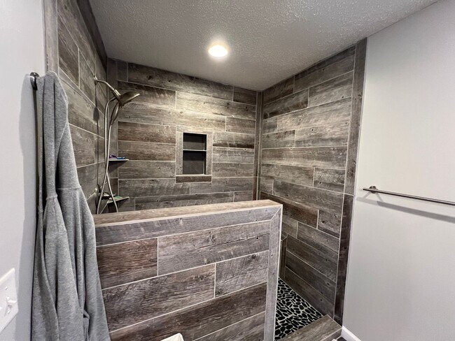Building Photo - Slice of Paradise: 3-Bedroom, 2-Bathroom Fully Furnished Waterfront Rental