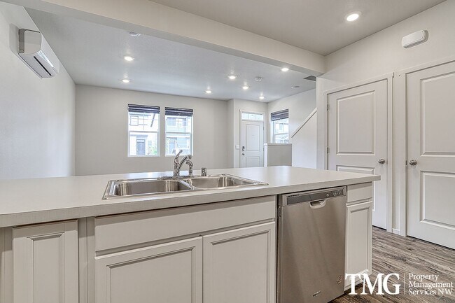 Building Photo - 3 Bed 2.5 Bath Townhome on a Corner Lot in...