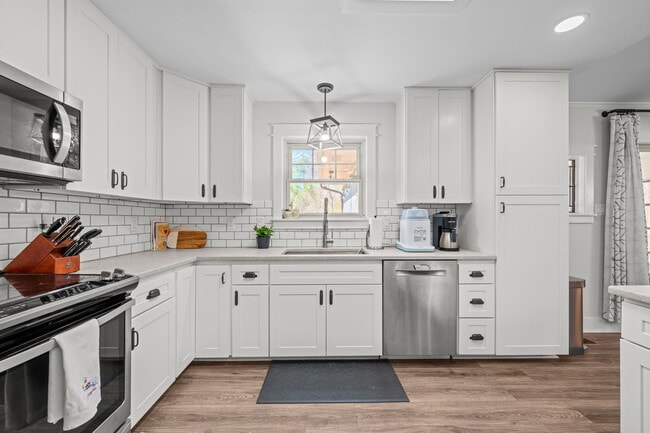 Building Photo - 6115 Gondolier Dr