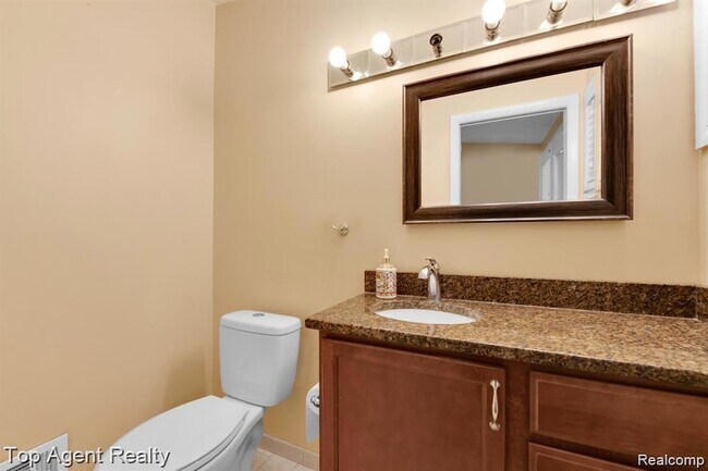 Building Photo - 881 Brooklawn Dr