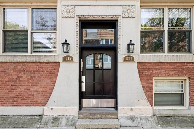 Building Photo - 1217 W Sunnyside Ave