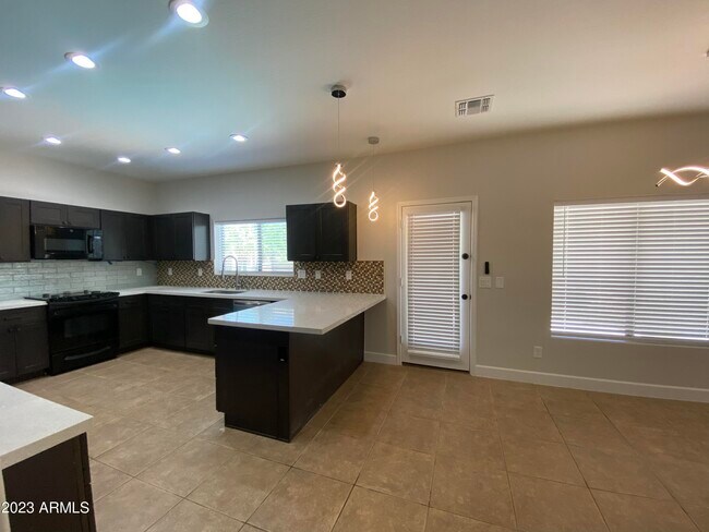Building Photo - 4909 E Colonial Dr