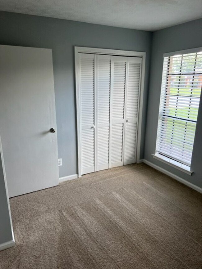 Building Photo - AVAILABLE NOW! Lawn Service is INCLUDED in Lease!